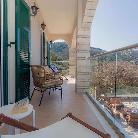 アパート Alisachni Apraos